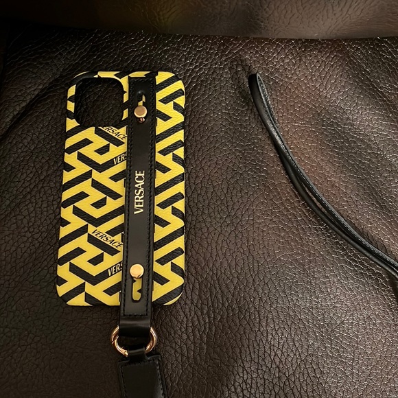 Versace unisex La Greca Logo monogram leather iPhone 12 case crossbody NEW - Picture 3 of 5